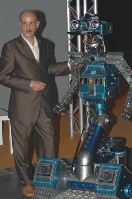 Jose Luis Martínez y el Robot SEGURITRON